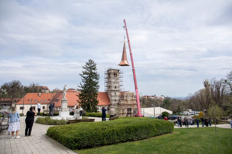 Blagoslov obnovljenog križa i vraćanje kupole zvonika u Remetama